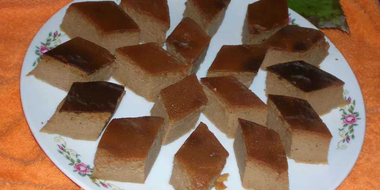Fetta di tortelli di castagne di Marradi, un dolce tradizionale dal sapore autunnale.