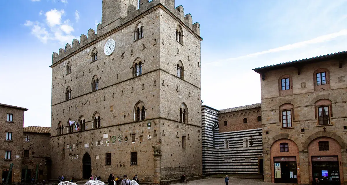 Piazza dei Priori a Volterra, cosa vedere: Palazzo dei Priori con la sua torre, edifici storici e scorci suggestivi.