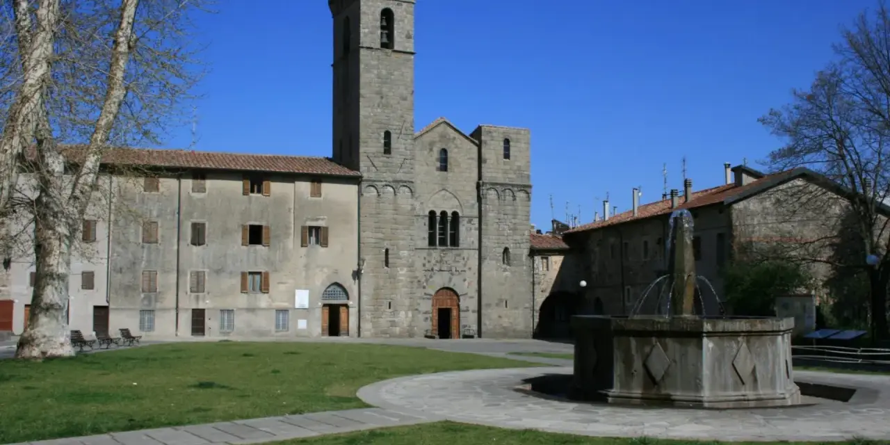 Piazza con fontana e la torre dell'Abbazia di San Salvatore sul Monte Amiata.