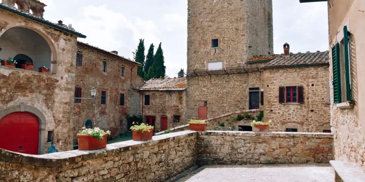 Gargonza: cosa vedere in questo borgo medievale con la sua torre imponente e i suoi vicoli suggestivi.