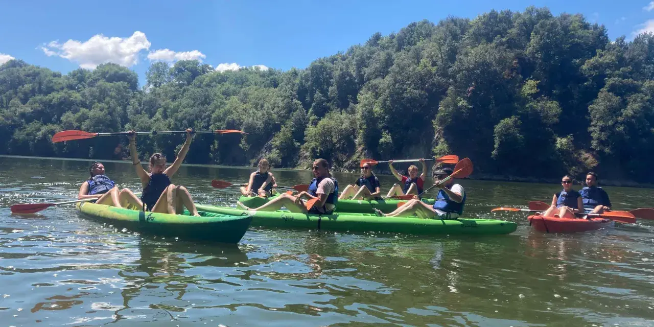 Gruppo di amici in kayak sul lago di Bilancino, godendosi una giornata di sole e natura.