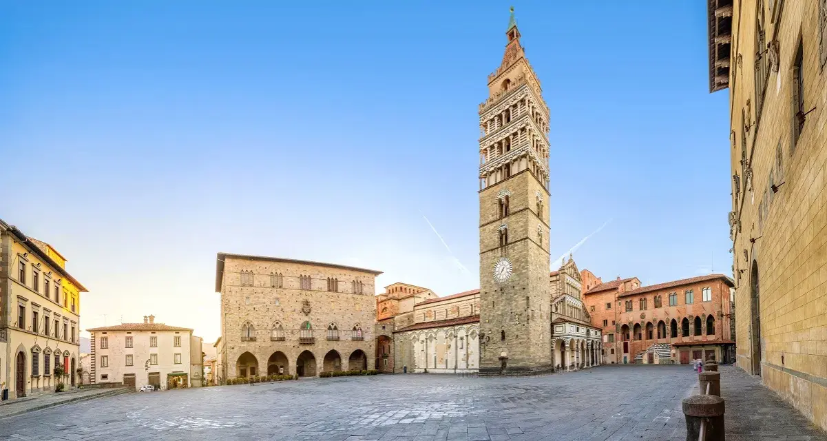 Piazza del Duomo con la maestosa cattedrale di San Zeno e il suo campanile svettante, sotto un cielo azzurro.