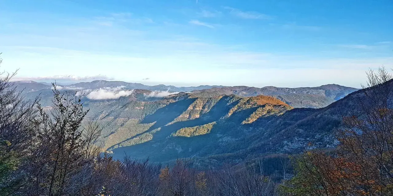 Viste panoramiche del monte Falterona con ombre lunghe e cielo azzurro.