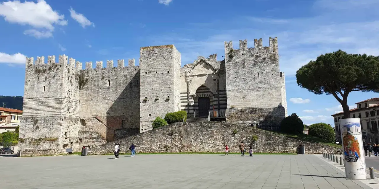 Il Castello dell'Imperatore, un must per chi cerca cosa vedere a Prato, si erge maestoso in una piazza soleggiata.