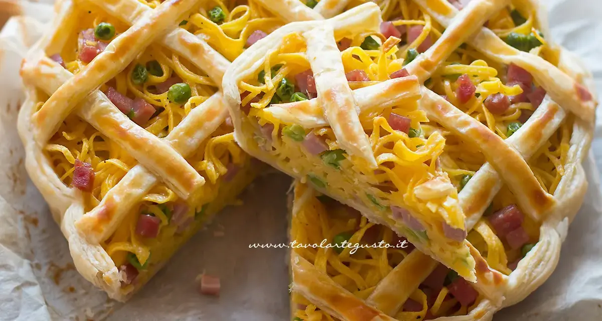 Torta salata con pasta, piselli e cubetti di prosciutto, un classico tra i primi piatti pasquali toscani.