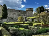 Giardini curati e torri antiche del castello di Meleto, un luogo ideale per visite indimenticabili.