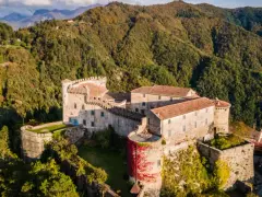 Antico castello arroccato su una collina verdeggiante, tra i borghi e i castelli della Lunigiana.