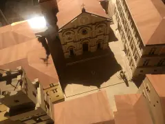 Modello in legno del duomo di Pienza e del suo complesso, con un'ombra a forma di croce che si proietta sulla piazza.