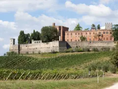 Il castello di Brolio domina le colline toscane, circondato da vigneti rigogliosi e cipressi secolari.