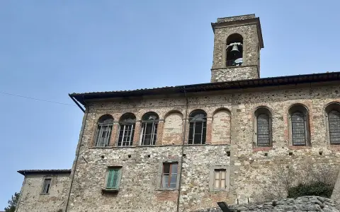 Antico palazzo con torre campanaria a Bibbiena. Un luogo ricco di storia, perfetto per scoprire cosa vedere.