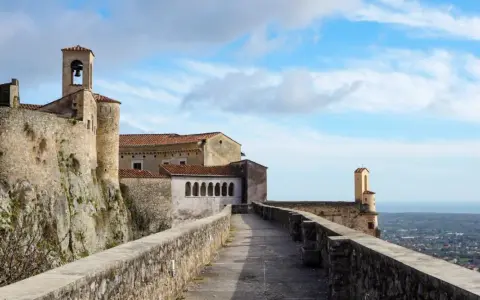 Un borgo antico con un campanile e un panorama mozzafiato. Ecco cosa vedere a Massa, un luogo ricco di storia e bellezza.