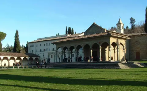 Arezzo Santa Maria delle Grazie: un complesso religioso con portico ad archi, scalinata e prato verde.