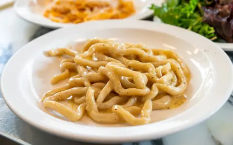 Pici cacio e pepe, un classico da provare a Siena. Pasta fresca condita con formaggio e pepe nero.