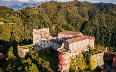 Antico castello arroccato su una collina verdeggiante, tra i borghi e i castelli della Lunigiana.