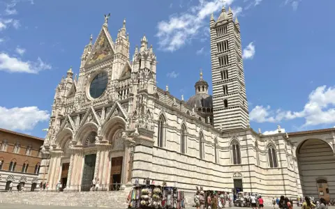 Il Duomo di Siena, con la sua torre a strisce, è un must per chi cerca cosa vedere a Siena. Un capolavoro gotico che domina la piazza.