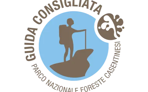 Logo del Parco Nazionale Foreste Casentinesi: escursionista su roccia, con testo circolare "Guida Consigliata".