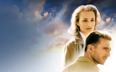 Volti di Kristin Scott Thomas e Ralph Fiennes sotto un cielo nuvoloso, evocano l'atmosfera de "Il Paziente Inglese".
