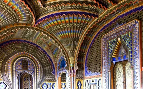 Interni riccamente decorati del castello di Sammezzano, con volte a ventaglio colorate e motivi geometrici intricati.