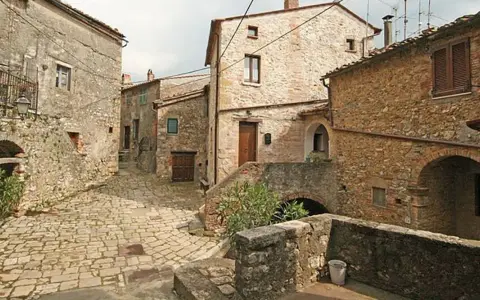 Un vicolo acciottolato tra antiche case in pietra. Scopri cosa vedere a Semproniano, un borgo ricco di storia e fascino.