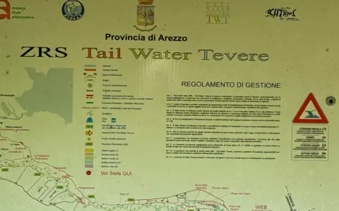 Mappa della ZRS Tail Water Tevere, con sentieri, punti di interesse e regolamenti per la pesca in un'area di **monti rognosi**.