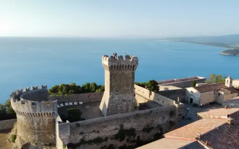 Rocca di Populonia, uno dei luoghi imperdibili da vedere a Piombino, domina il mare blu.