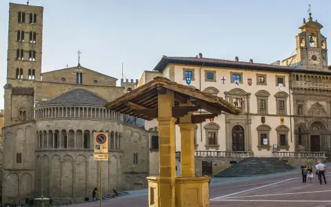 Piazza Grande ad Arezzo: cosa vedere? La cattedrale romanica, il Palazzo Comunale con la torre civica e il Palazzo delle Logge.
