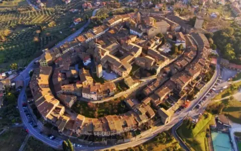 Vista aerea di Lucignano, Arezzo, con le sue mura concentriche che abbracciano il borgo medievale.