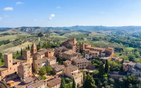 Panoramica aerea di Certaldo, con le sue torri medievali e case in pietra, immersa nel paesaggio collinare toscano. Ecco cosa vedere!