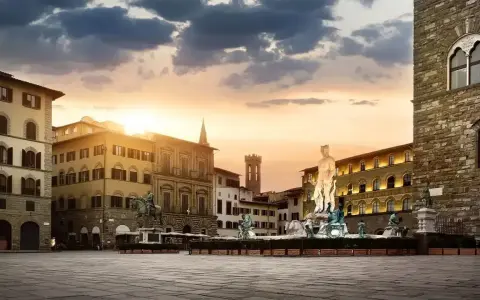 Piazza della Signoria, cuore del centro storico Firenze, con la Fontana del Nettuno e Palazzo Vecchio al tramonto.