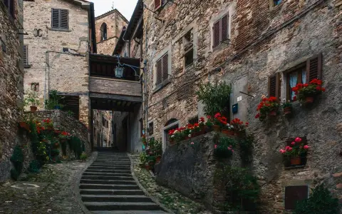 Un vicolo fiorito con scale in pietra, un assaggio di cosa vedere ad Arezzo e dintorni in due giorni.