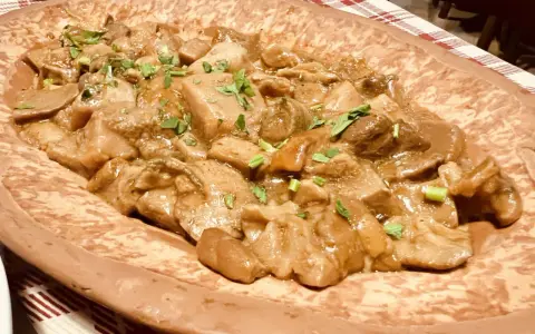 Un saporito spezzatino di funghi, un classico da provare se ti chiedi cosa mangiare ad Arezzo.