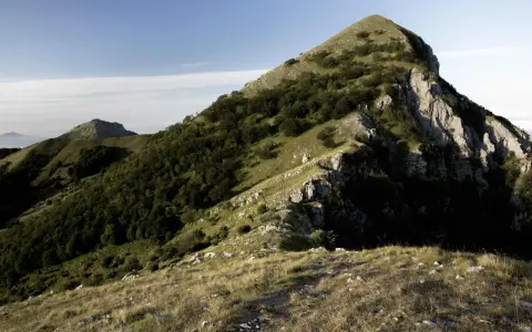 Panoramica del monte Matanna con pendii erbosi, rocce affioranti e boschi di faggi.