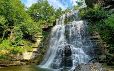Cascata rigogliosa tra rocce e vegetazione lussureggiante, un angolo di paradiso vicino a Badia Tedalda.