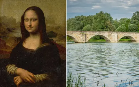 La Gioconda sorride vicino al Ponte Buriano, un antico ponte ad archi in pietra che attraversa un fiume circondato da alberi verdi.