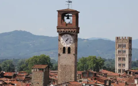 La torre delle ore di Lucca domina il paesaggio urbano con il suo grande orologio.