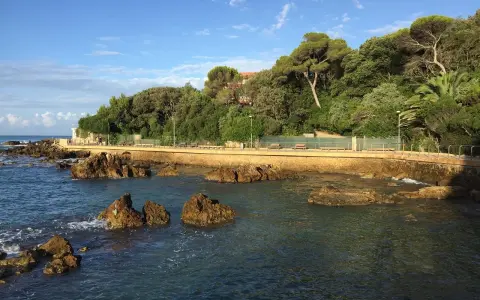 Passeggiata lungomare a Castiglioncello, con scogli, mare blu e vegetazione lussureggiante. Cosa vedere: la costa e il panorama.