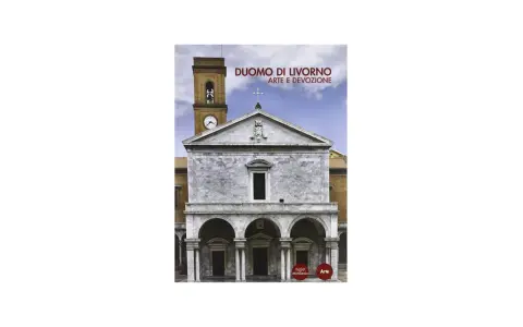 Il Duomo di Livorno, con la sua facciata in marmo e il campanile, è un simbolo di arte e devozione.