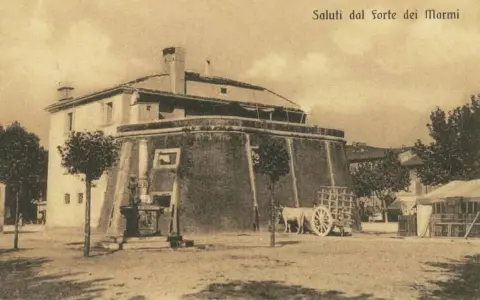 Il fortino di Forte dei Marmi, con un carro trainato da buoi e un fontanile.