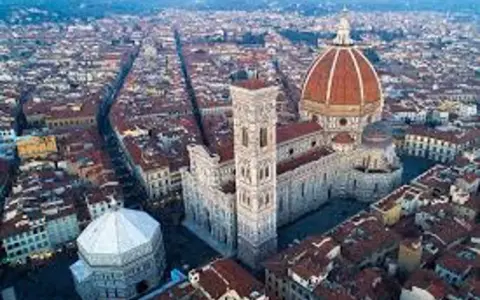 Vista aerea di Firenze, con il Duomo e il Campanile di Giotto che dominano il paesaggio urbano. Un'istantanea di "Firenze an einem Tag".
