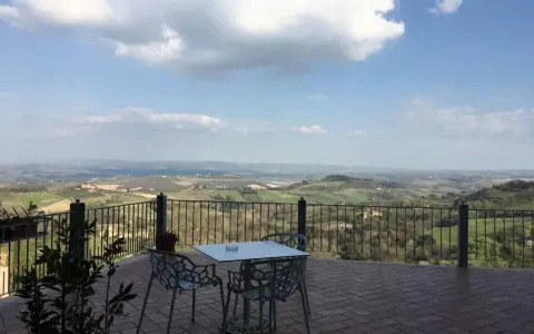 Terrazza con vista panoramica sulle colline toscane, ideale per godersi la pace della foresteria del monastero di San Girolamo.