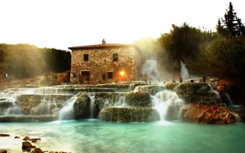 Cascate termali con un antico mulino, un luogo magico da scoprire tra le cose da vedere a Saturnia.