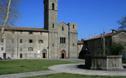 Piazza con fontana e la torre dell'Abbazia di San Salvatore sul Monte Amiata.