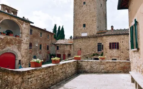 Gargonza: cosa vedere in questo borgo medievale con la sua torre imponente e i suoi vicoli suggestivi.
