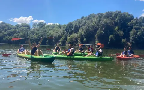 Gruppo di amici in kayak sul lago di Bilancino, godendosi una giornata di sole e natura.