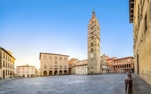 Piazza del Duomo con la maestosa cattedrale di San Zeno e il suo campanile svettante, sotto un cielo azzurro.