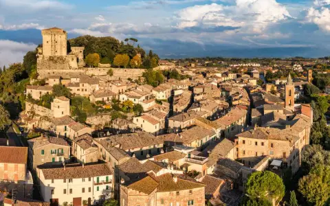 Sarteano cosa vedere: vista aerea del borgo medievale con il castello in cima alla collina e le case con i tetti in cotto.