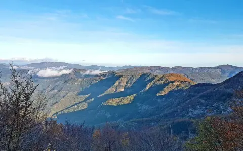 Viste panoramiche del monte Falterona con ombre lunghe e cielo azzurro.