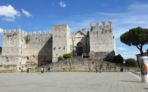 Il Castello dell'Imperatore, un must per chi cerca cosa vedere a Prato, si erge maestoso in una piazza soleggiata.