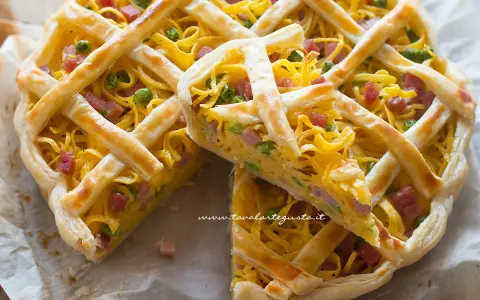 Torta salata con pasta, piselli e cubetti di prosciutto, un classico tra i primi piatti pasquali toscani.
