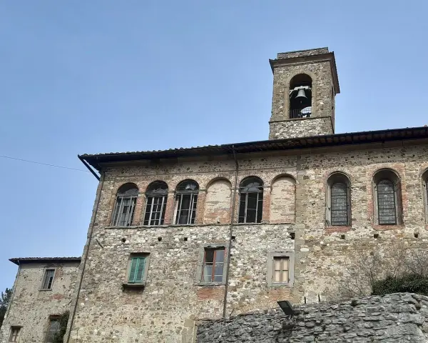 Antico palazzo con torre campanaria a Bibbiena. Un luogo ricco di storia, perfetto per scoprire cosa vedere.